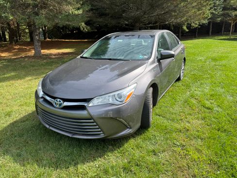 Used 2017 Toyota Camry XLE w/ Moonroof Package image 2