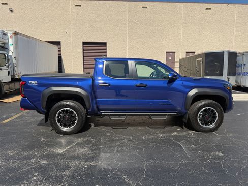Used 2025 Toyota Tacoma TRD Off-Road w/ TRD Off Road Premium Package AWD/4WD image 10