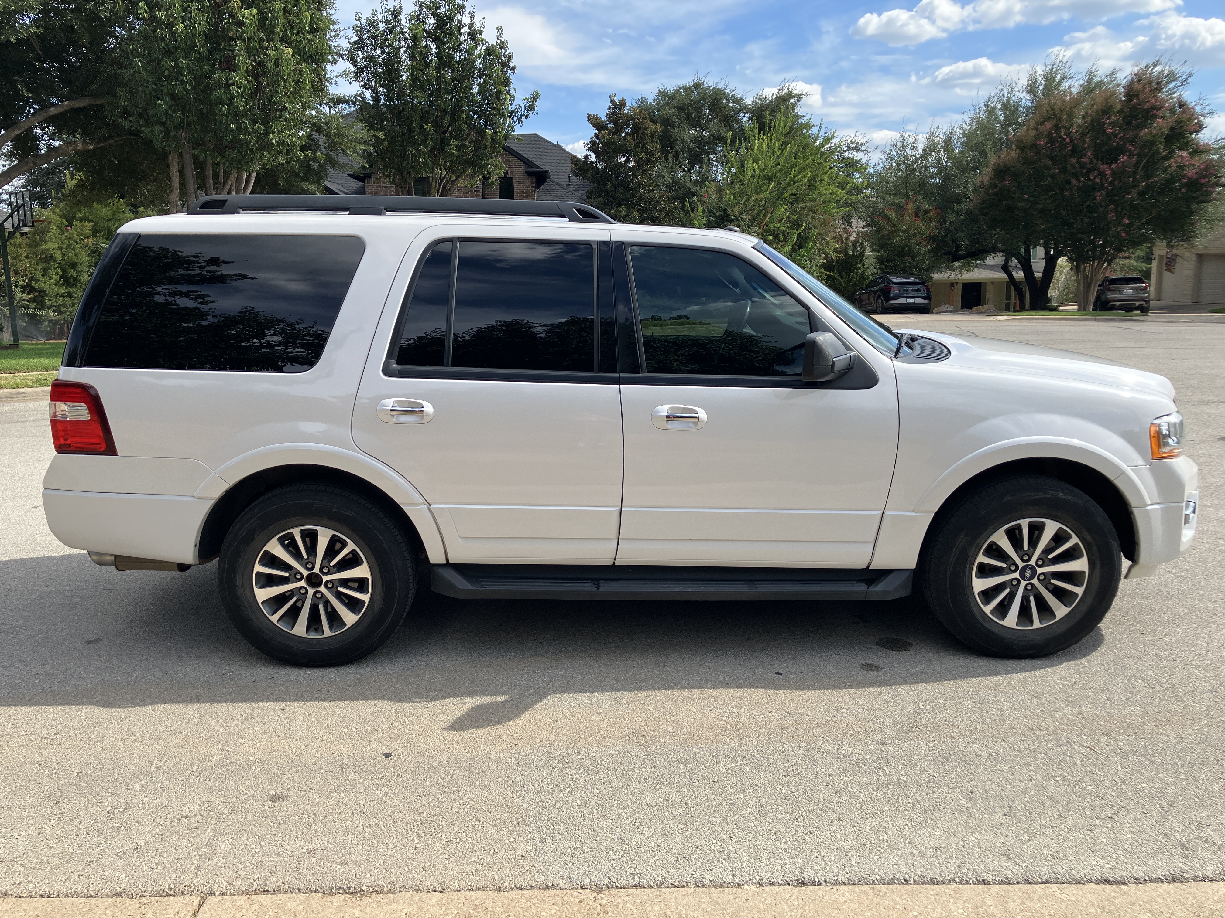 Used 2016 Ford Expedition XLT w/ Equipment Group 202A AWD/4WD image 4