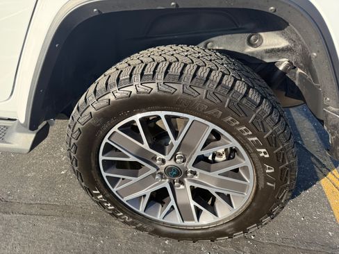 Used 2024 Jeep Wrangler Unlimited Sahara w/ Technology Group image 28