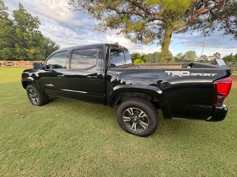 Used 2018 Toyota Tacoma TRD Sport RWD image 6