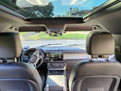 Used 2023 Land Rover Defender 130 SE image 14