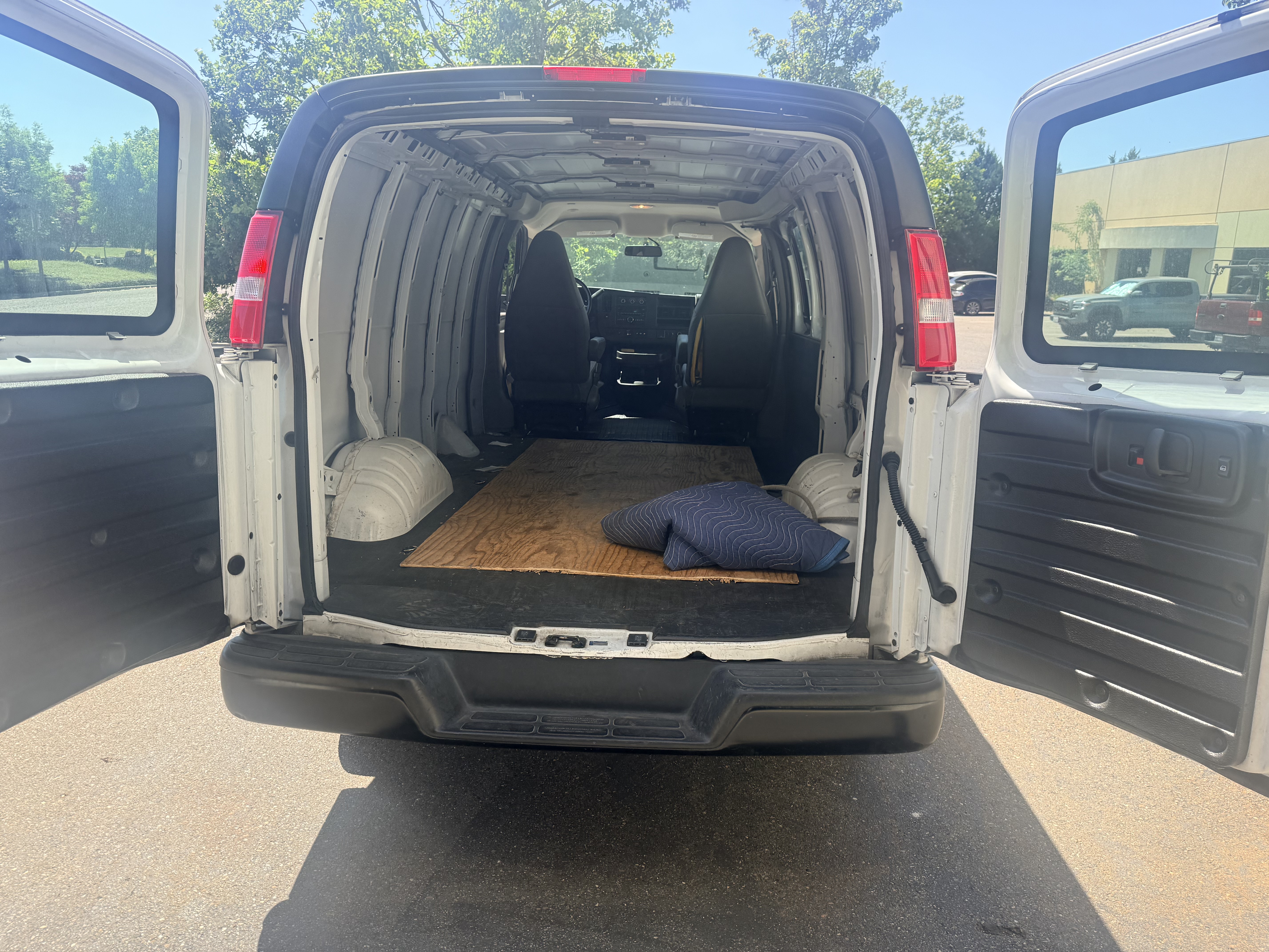 Used 2018 GMC Savana 2500 w/ Communications Package RWD image 6
