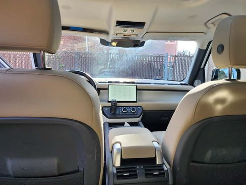 Used 2023 Land Rover Defender 130 S image 9