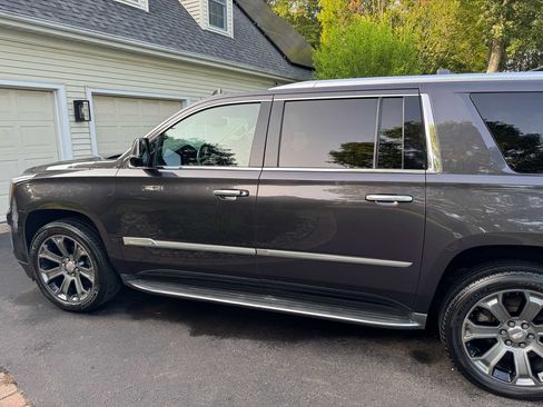 Used 2016 Cadillac Escalade ESV Luxury AWD/4WD image 2
