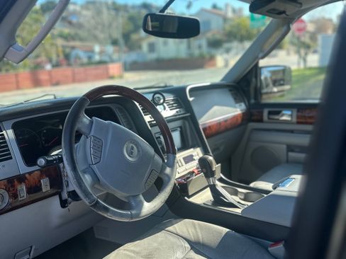 Used 2004 Lincoln Navigator Sport Utility 4D image 6