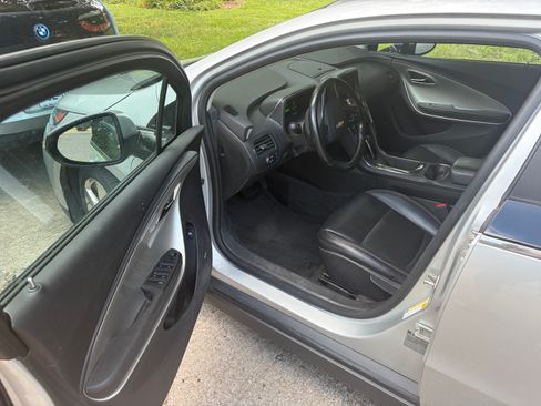 Used 2013 Chevrolet Volt Premium w/ Premium Trim Package FWD image 9