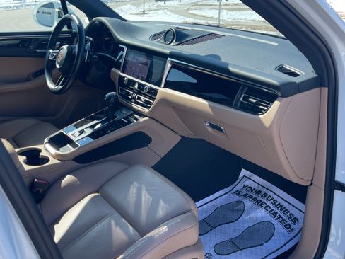 Used 2023 Porsche Macan Turbo image 8