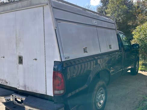 Used 2003 Ford F250 XL image 4