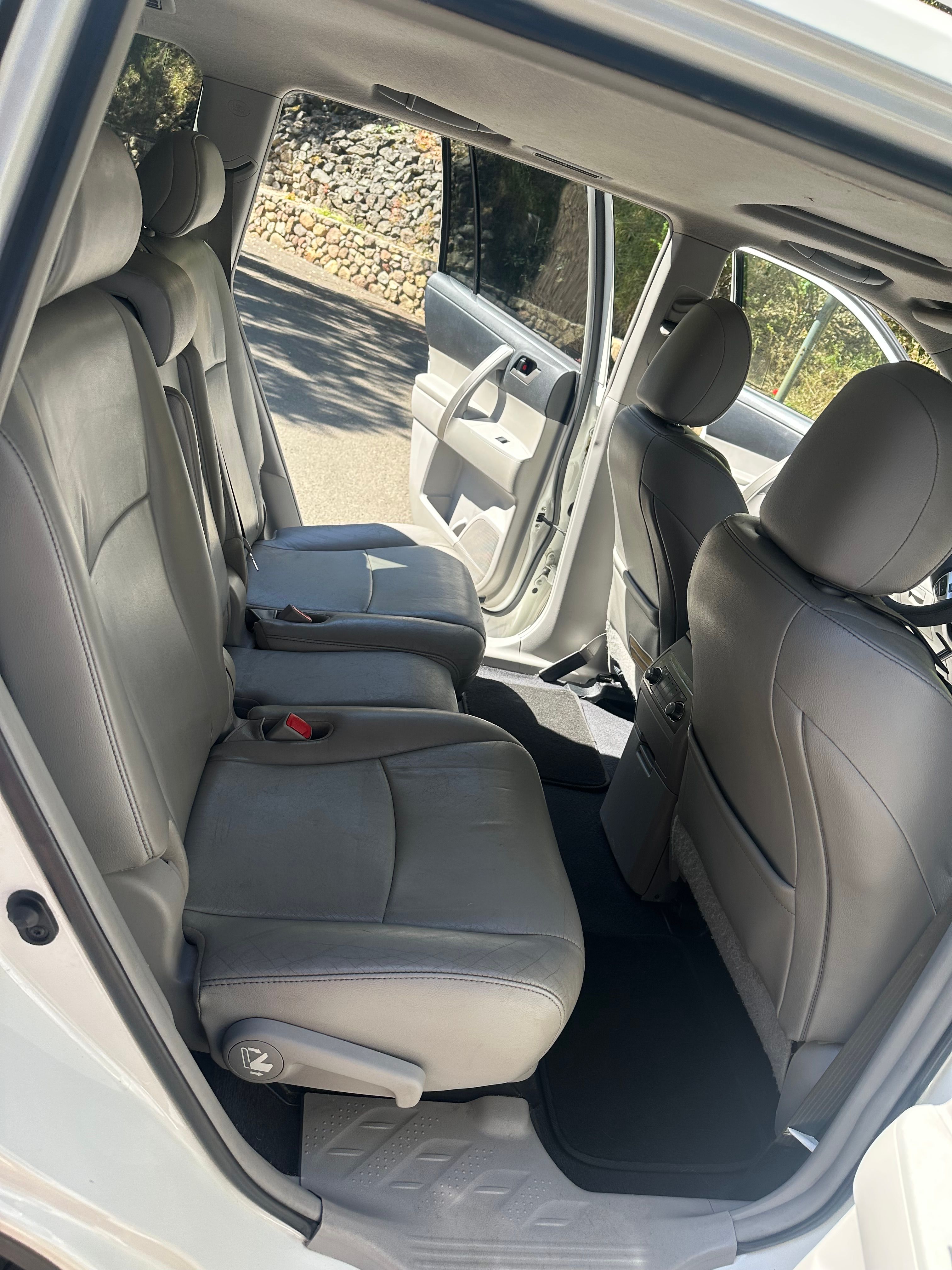 Used 2012 Toyota Highlander SE w/ Tow Pkg FWD image 4
