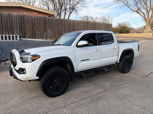 Used 2023 Toyota Tacoma TRD Off-Road w/ Technology Package image 2