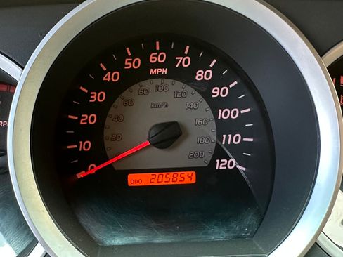 Used 2005 Toyota Tacoma PreRunner RWD image 2