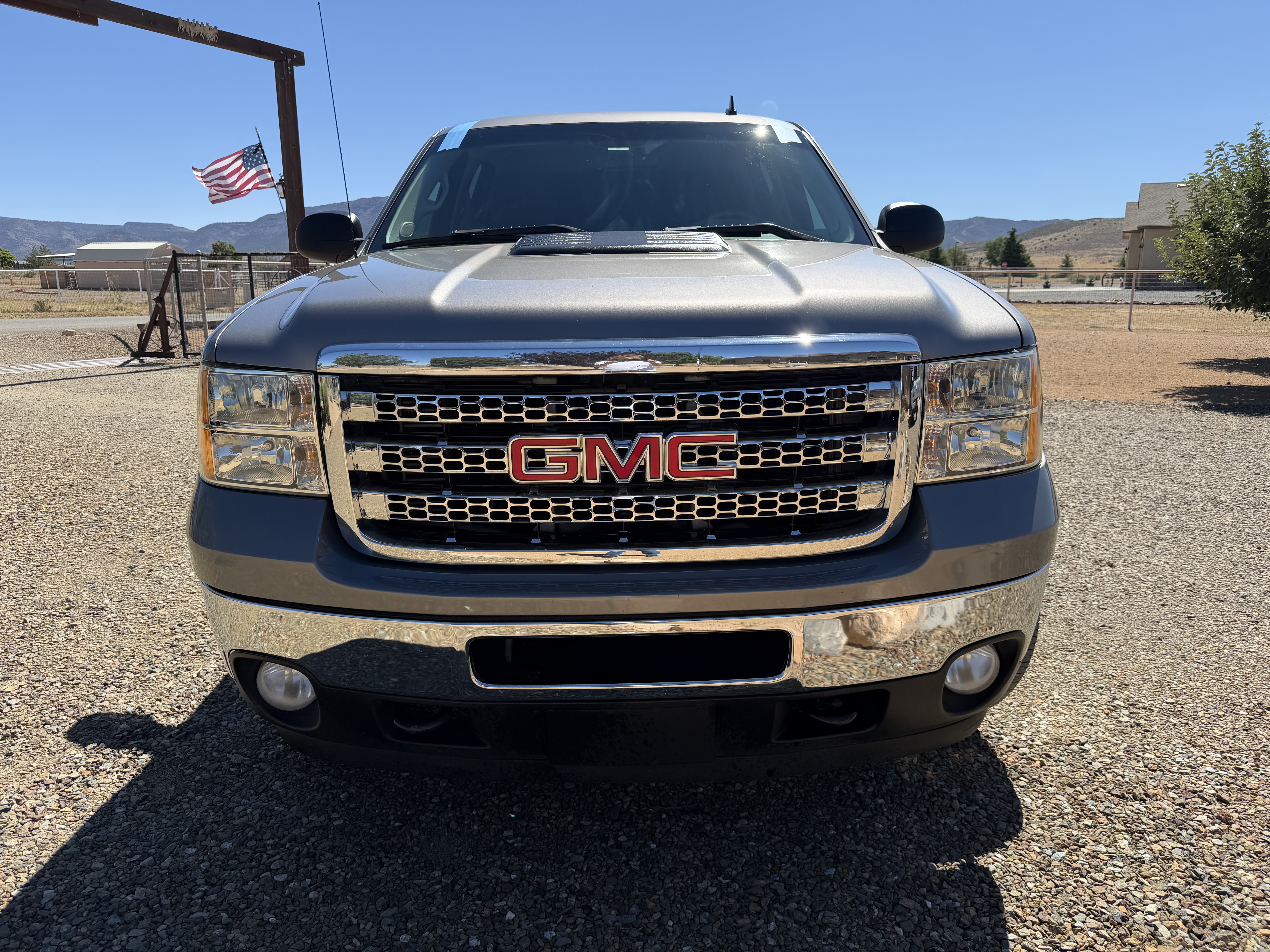 Used 2014 GMC Sierra 2500 SLE w/ SLE Preferred Package AWD/4WD image 2