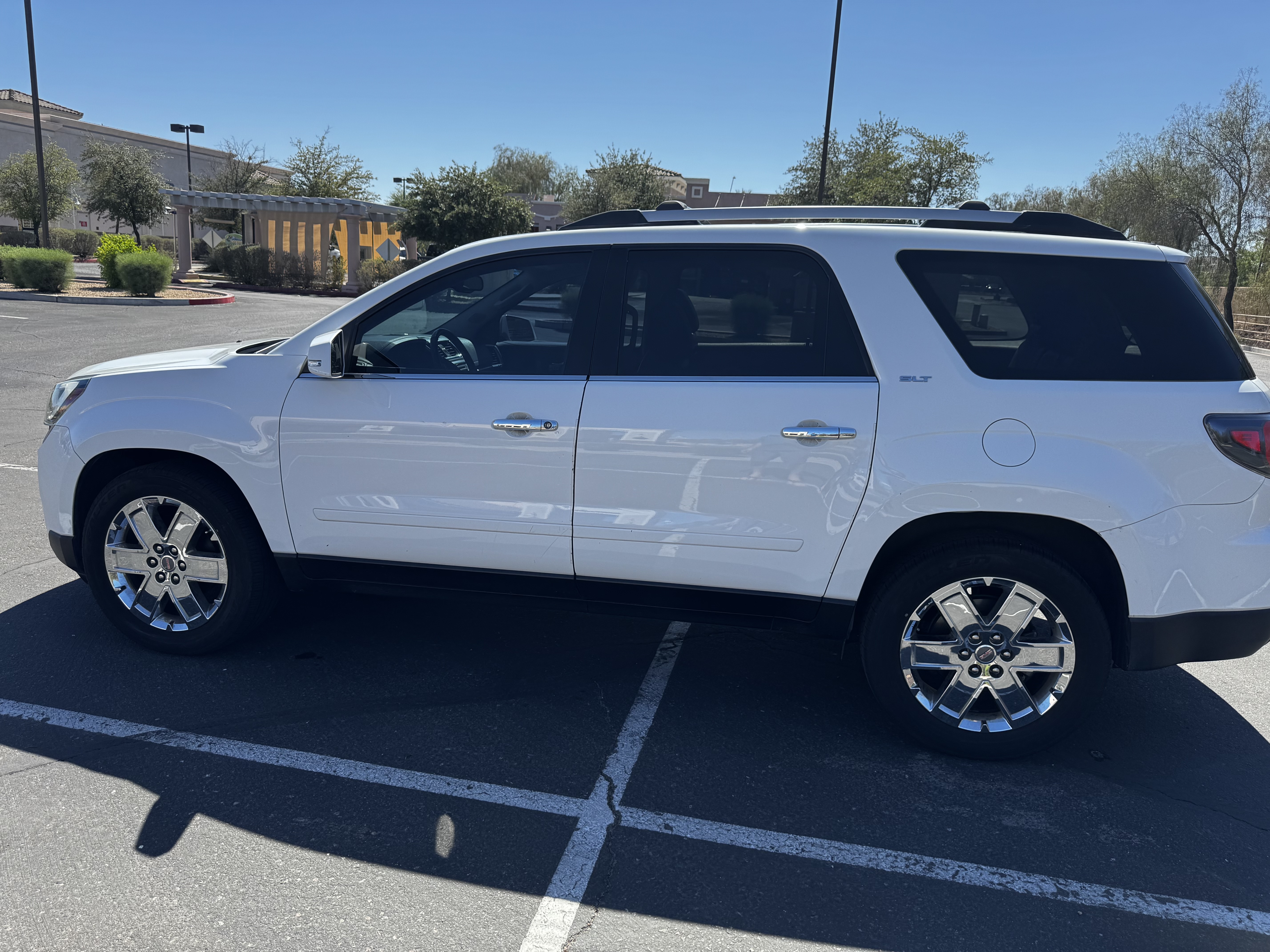 Used 2017 GMC Acadia Limited SLT FWD image 2