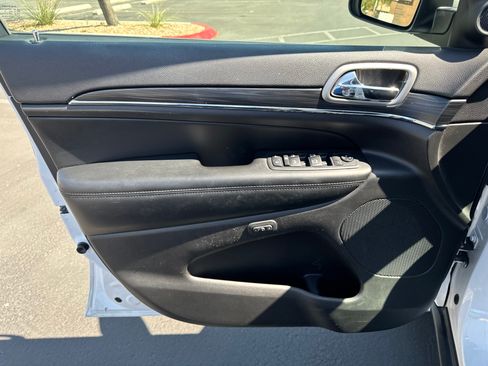 Used 2019 Jeep Grand Cherokee Limited w/ Trailer Tow Group IV AWD/4WD image 14