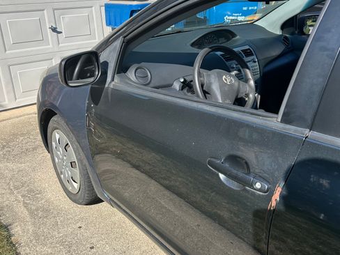 Used 2010 Toyota Yaris Sedan image 5