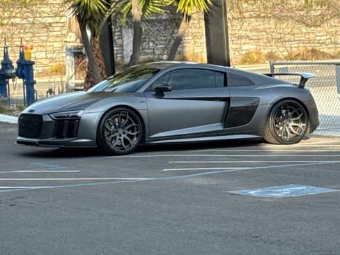 Used 2017 Audi R8 V10 w/ Carbon Exterior Package image 14