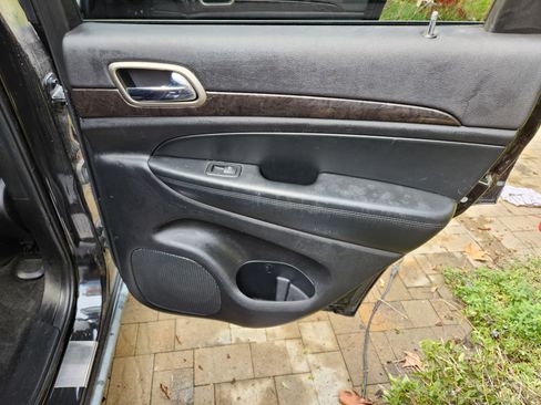 Used 2011 Jeep Grand Cherokee Laredo image 14