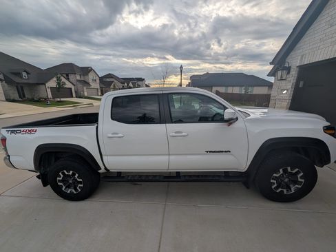 Used 2022 Toyota Tacoma TRD Off-Road AWD/4WD image 5