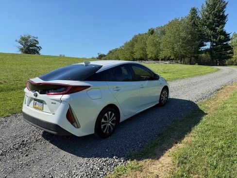 Used 2022 Toyota Prius Prime XLE image 6