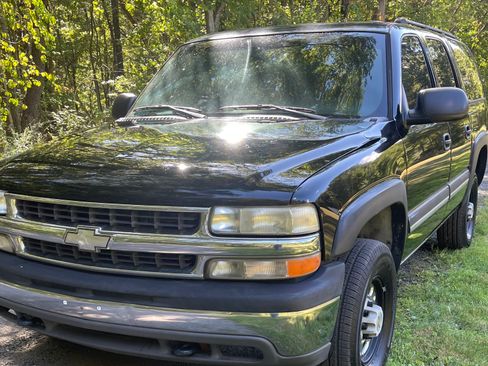 Used 2005 Chevrolet Suburban 2500 w/ Suspension Package, Autoride AWD/4WD image 2