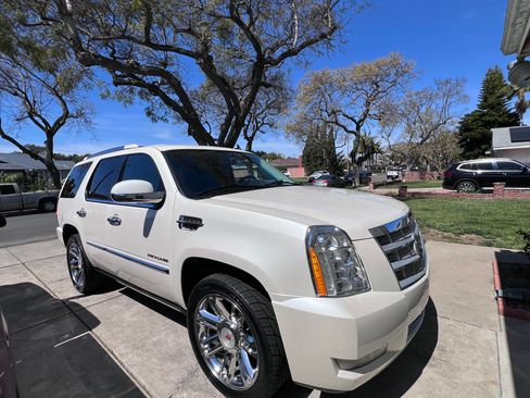 Used 2011 Cadillac Escalade Platinum image 9