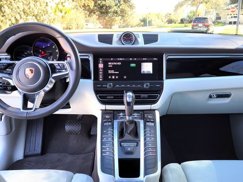Used 2020 Porsche Macan image 11