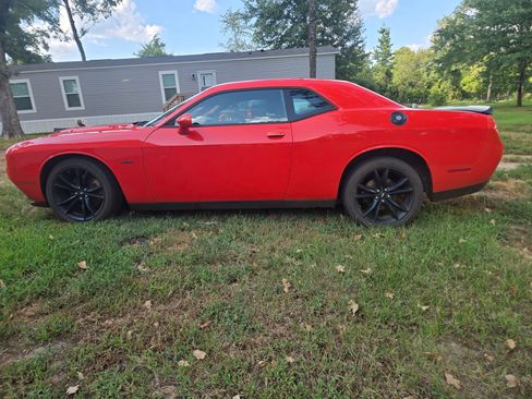Used 2017 Dodge Challenger R/T w/ Driver Convenience Group RWD image 5