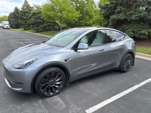 Used 2024 Tesla Model Y Performance AWD/4WD image 1