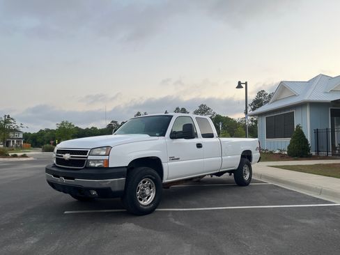 Used 2006 Chevrolet Silverado 2500 LT w/ Heavy-Duty Power Package AWD/4WD image 14