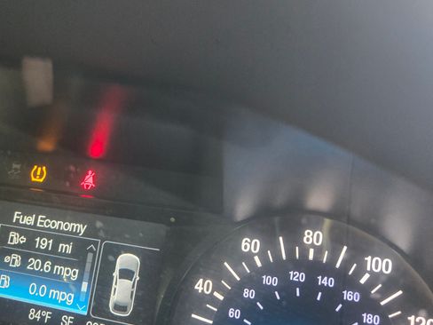 Used 2017 Ford Edge SE image 5