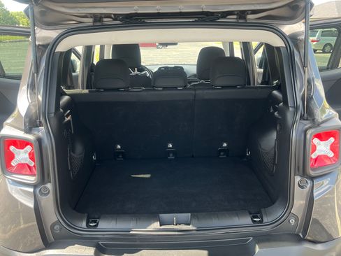 Used 2019 Jeep Renegade Latitude FWD image 9
