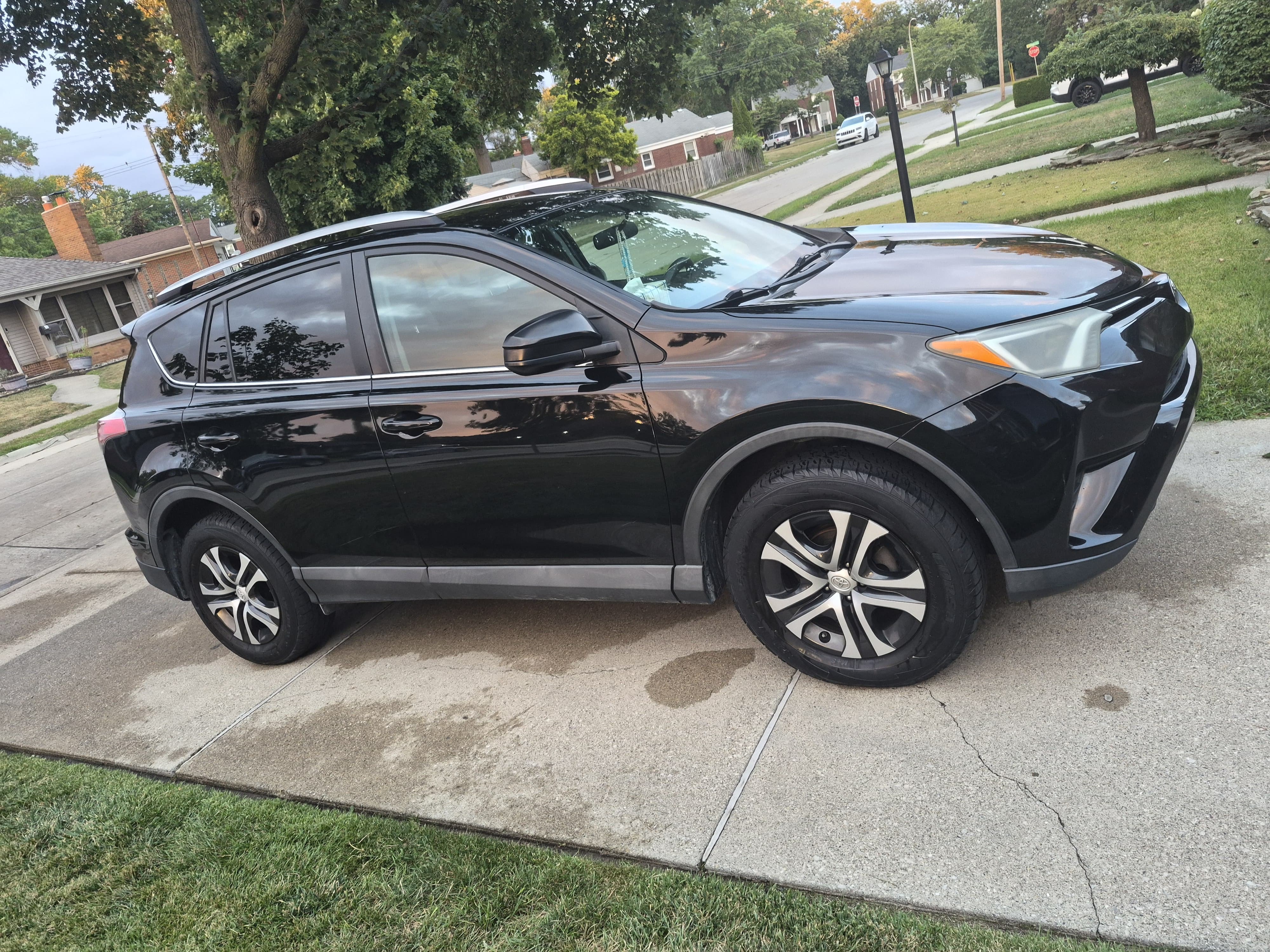 Used 2016 Toyota RAV4 LE AWD/4WD image 1