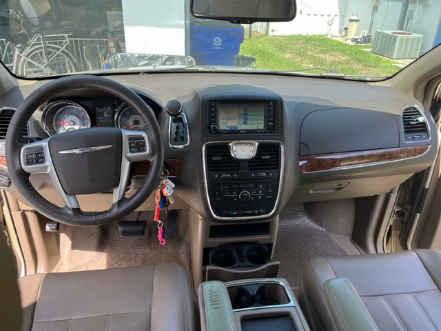 Used 2011 Chrysler Town & Country Touring-L w/ Trailer Tow Group FWD image 21