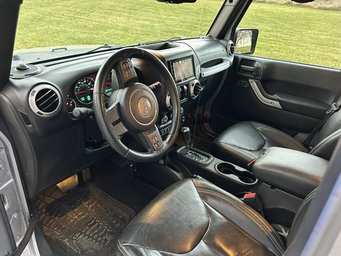 Used 2016 Jeep Wrangler Unlimited Sahara w/ Connectivity Group image 22