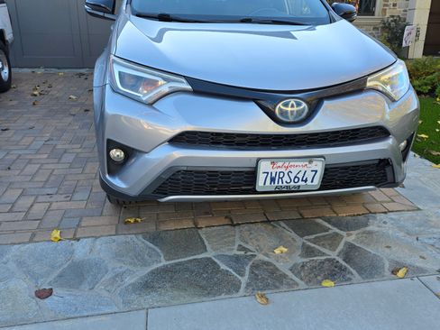 Used 2017 Toyota RAV4 SE image 1