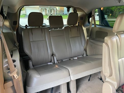 Used 2014 Chrysler Town & Country Touring FWD image 18