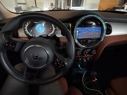 Used 2022 MINI Cooper 4-Door Hardtop w/ Signature Upholstery Package FWD image 5