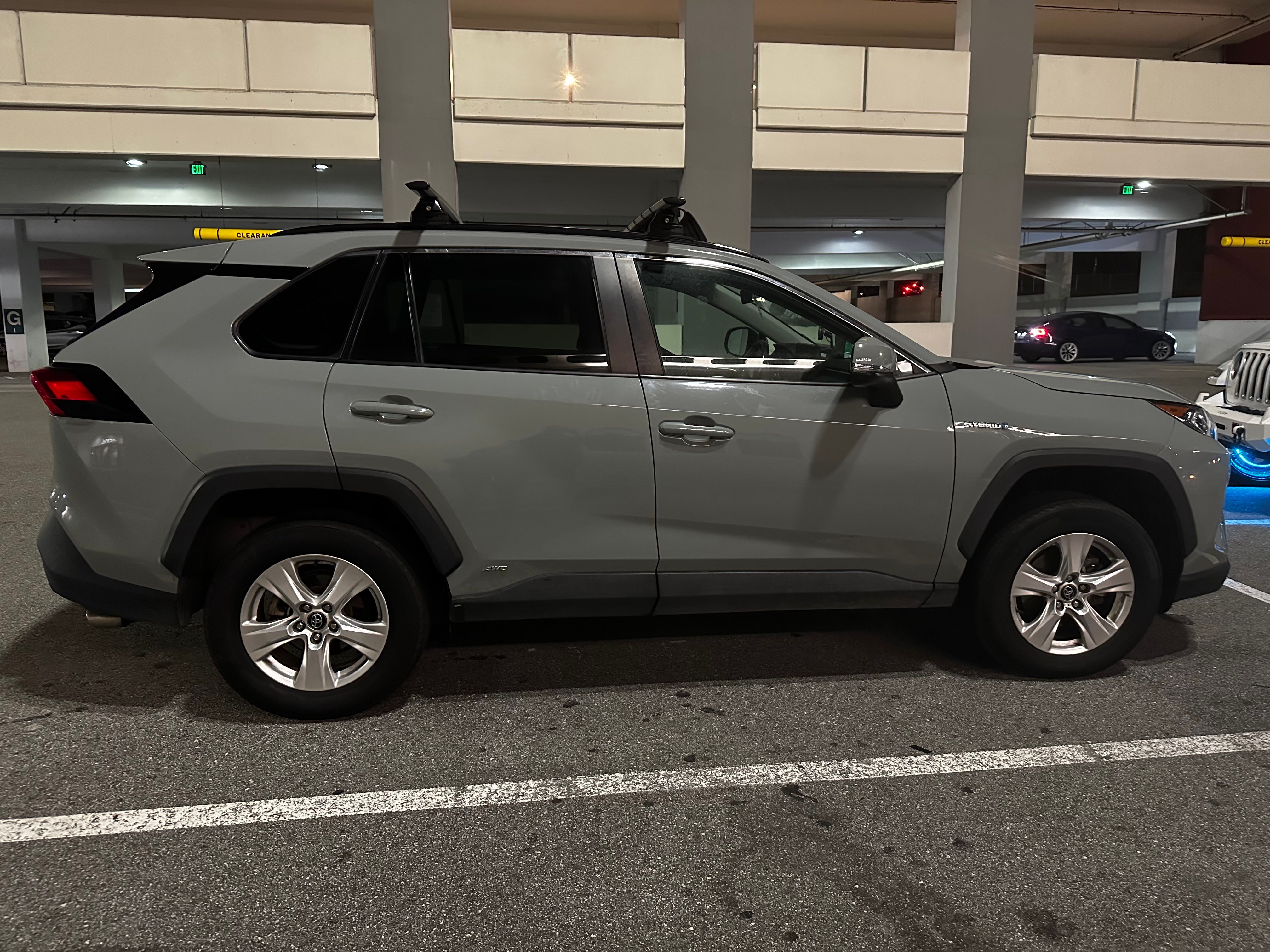 Used 2020 Toyota RAV4 XLE w/ Convenience Package AWD/4WD image 2