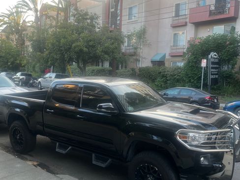 Used 2017 Toyota Tacoma TRD Sport image 2
