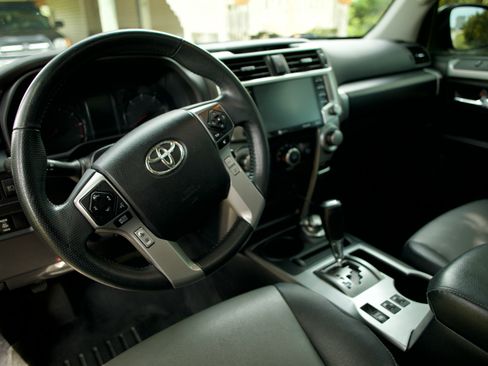 Used 2020 Toyota 4Runner SR5 Premium w/ Moonroof Package AWD/4WD image 4