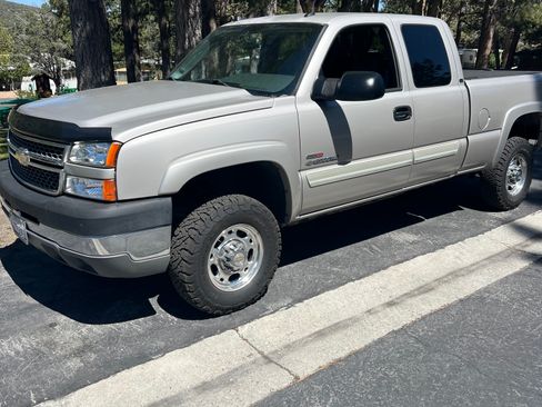 Used 2005 Chevrolet Silverado 2500 LT w/ Heavy-Duty Power Package AWD/4WD image 1