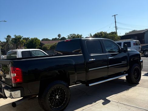 Used 2014 Chevrolet Silverado 2500 LT w/ Custom Sport Truck Package RWD image 4