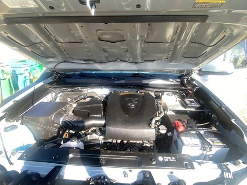 Used 2019 Toyota Tacoma TRD Off-Road AWD/4WD image 11
