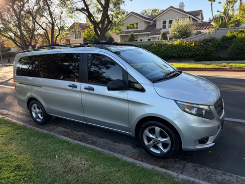 Used 2016 Mercedes-Benz Metris Passenger image 5