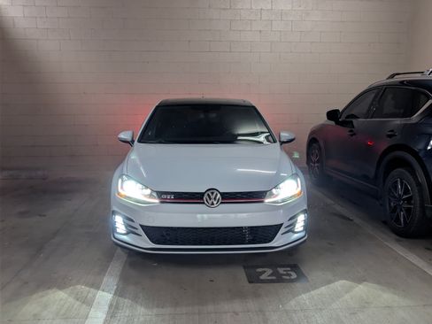 Used 2018 Volkswagen GTI SE image 2