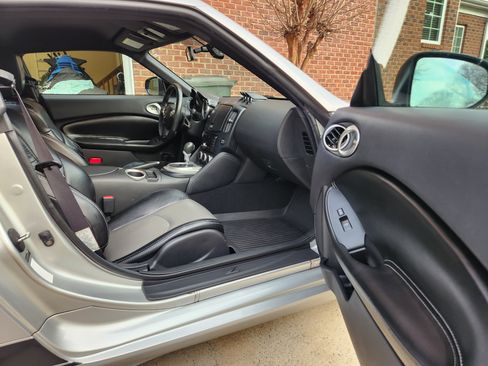 Used 2009 Nissan 370Z Touring w/ Sport Pkg image 16