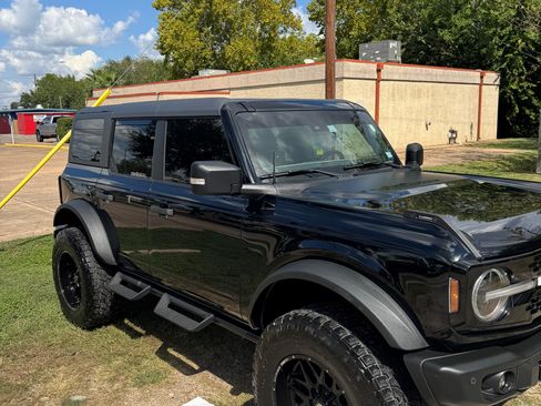 Used 2023 Ford Bronco Wildtrak image 2