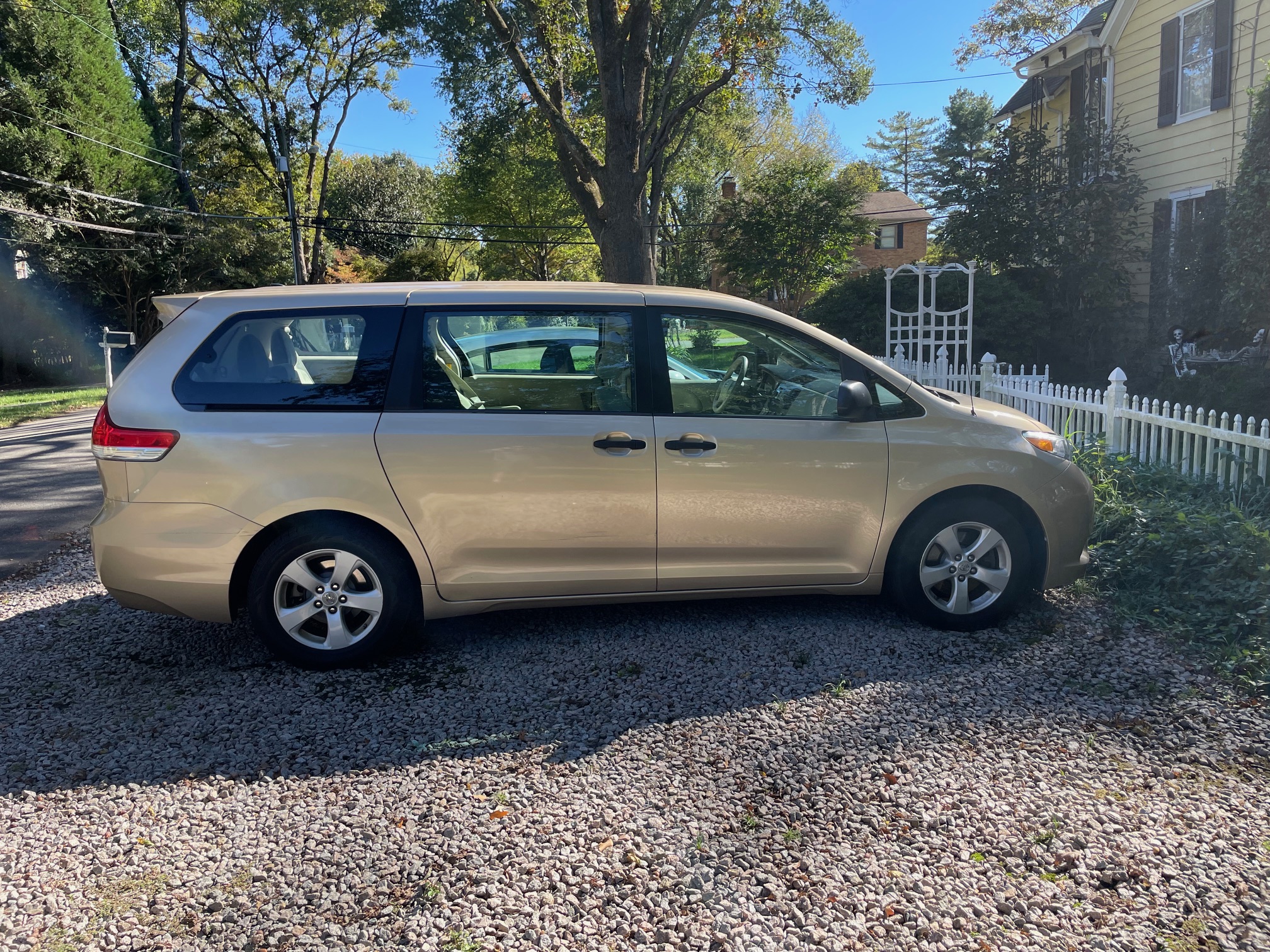 Used 2012 Toyota Sienna FWD image 5