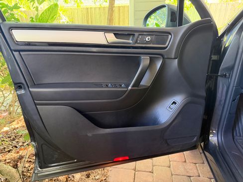 Used 2016 Volkswagen Touareg Sport image 13